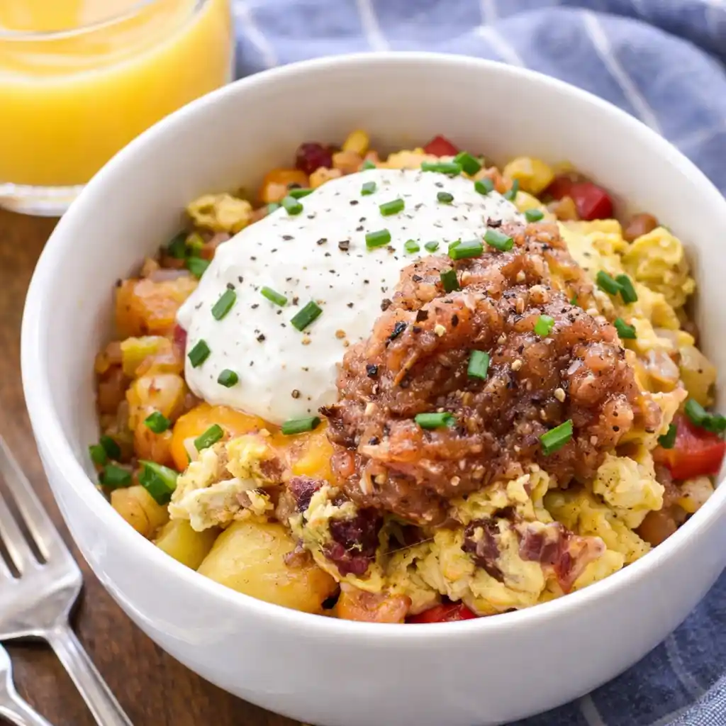 egg sausage breakfast meal prep bowls in containers for the week